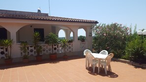 Outdoor dining - The scents of the Puglia countryside a stone's throw from the sea of ​​Polignano a Mare (Polignano a mare)