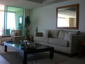 Smart TV, reproductor de DVD, tenis de mesa y libros