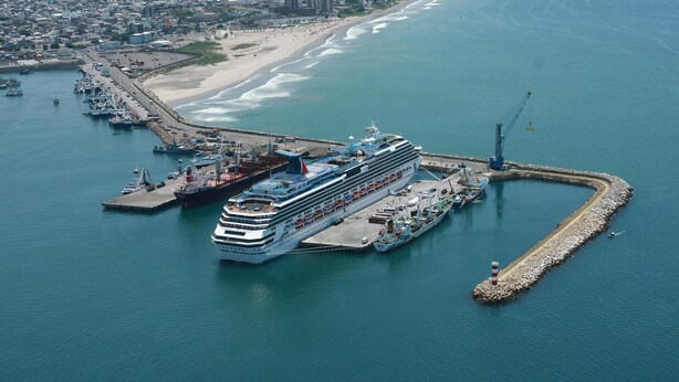 A large cruise ship docked at a port with a pier extending into the water. - Departamentos en Manta (Manta)