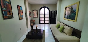 Appartement familial, 2 chambres | Salle de séjour | Téléviseur connecté de 32 po avec télévision numérique, téléviseur