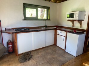 Bungalow, 1 kamar tidur, dapur kecil, pemandangan samudra (Fare Ho'e) | Dapur pribadi | Lemari es di ruangan bersama dan microwave di ruangan umum