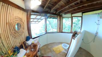 Bungalow, 1 chambre, coin cuisine, vue mer (Fare Piti) | Salle de bain | Articles de toilette gratuits, serviettes fournies, savon, shampoing