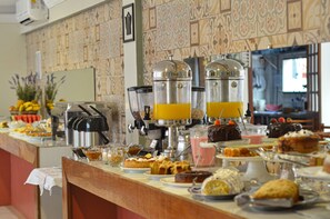 Free daily buffet breakfast - Pousada Garatéia (Bombinhas)
