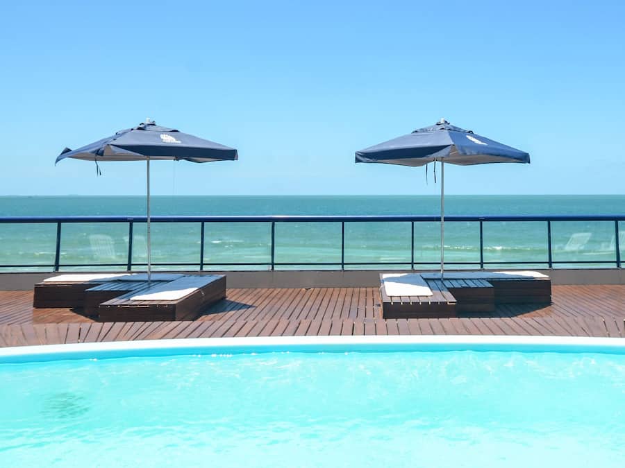 Kolam renang terbuka, kerusi lepak pantai