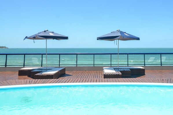 Ulkouima-allas, aurinkotuoleja