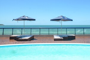 Piscina externa, espreguiçadeiras