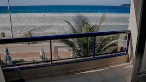 A balcony with a view of the beach and ocean. - Pousada Garatéia (Bombinhas)