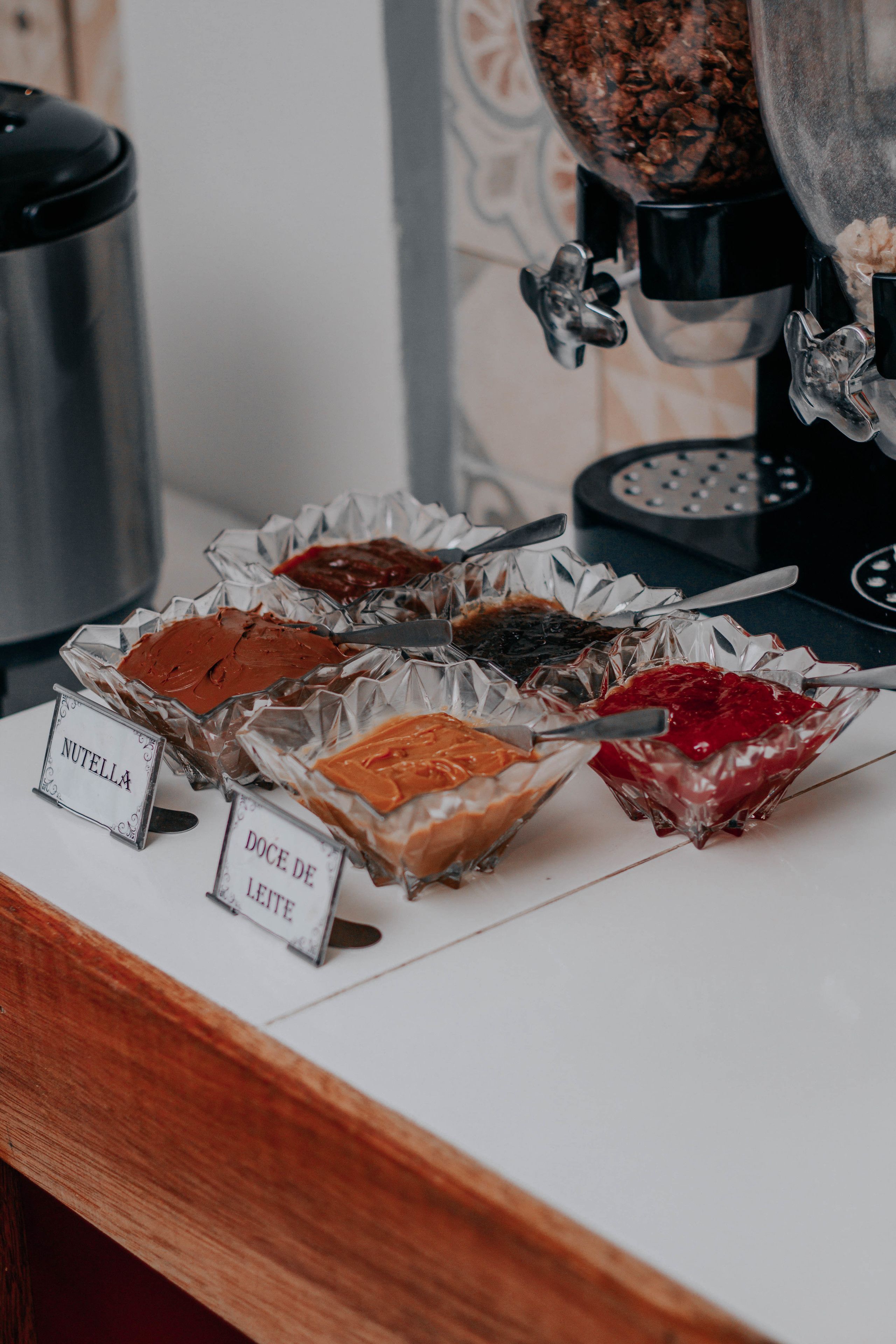 Un buffet proposant différents plats, chacun étant clairement identifié, et comprenant du Nutella et du dulce de leche.