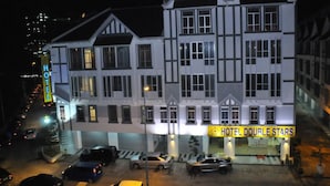 Un hotel de varios pisos con un llamativo letrero que dice 'HOTEL DOUBLE STARS'.