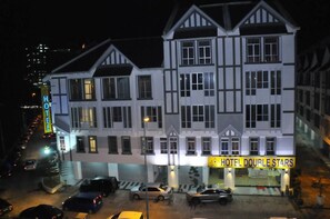 Front of property – evening/night - Hotel Double Stars Brinchang (Brinchang)