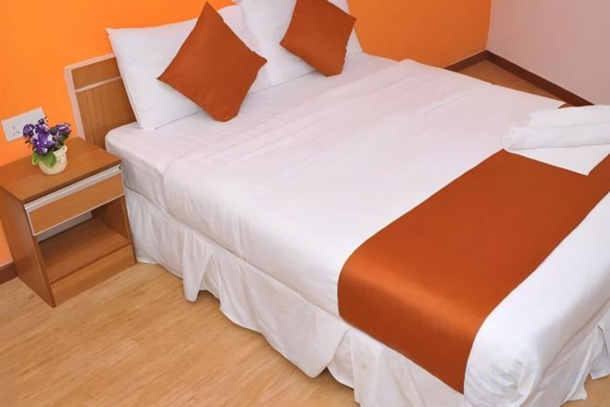 Kalis bunyi, seterika/papan seterika, Wi-fi percuma 