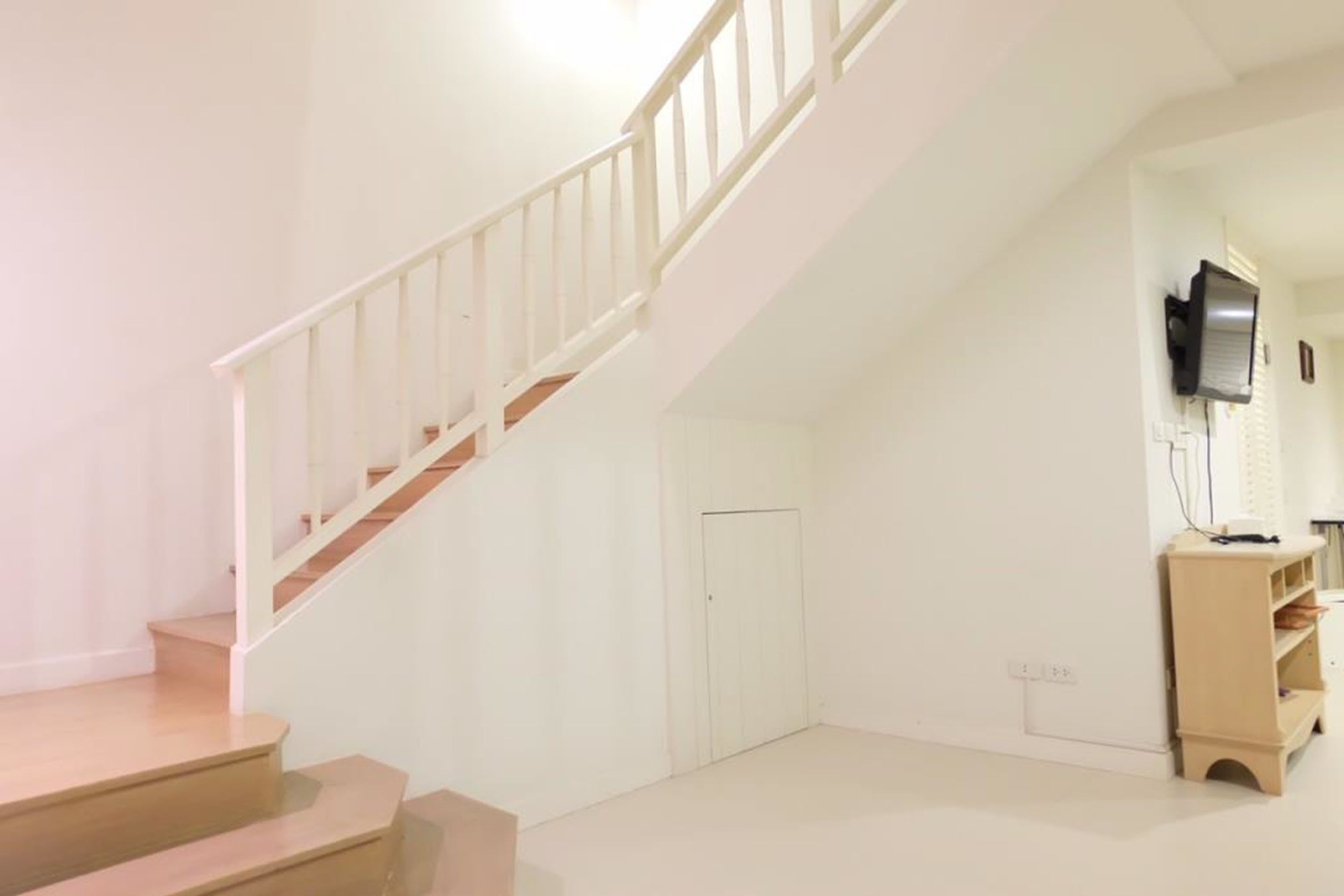 Una escalera con barandillas blancas que lleva a una plataforma.