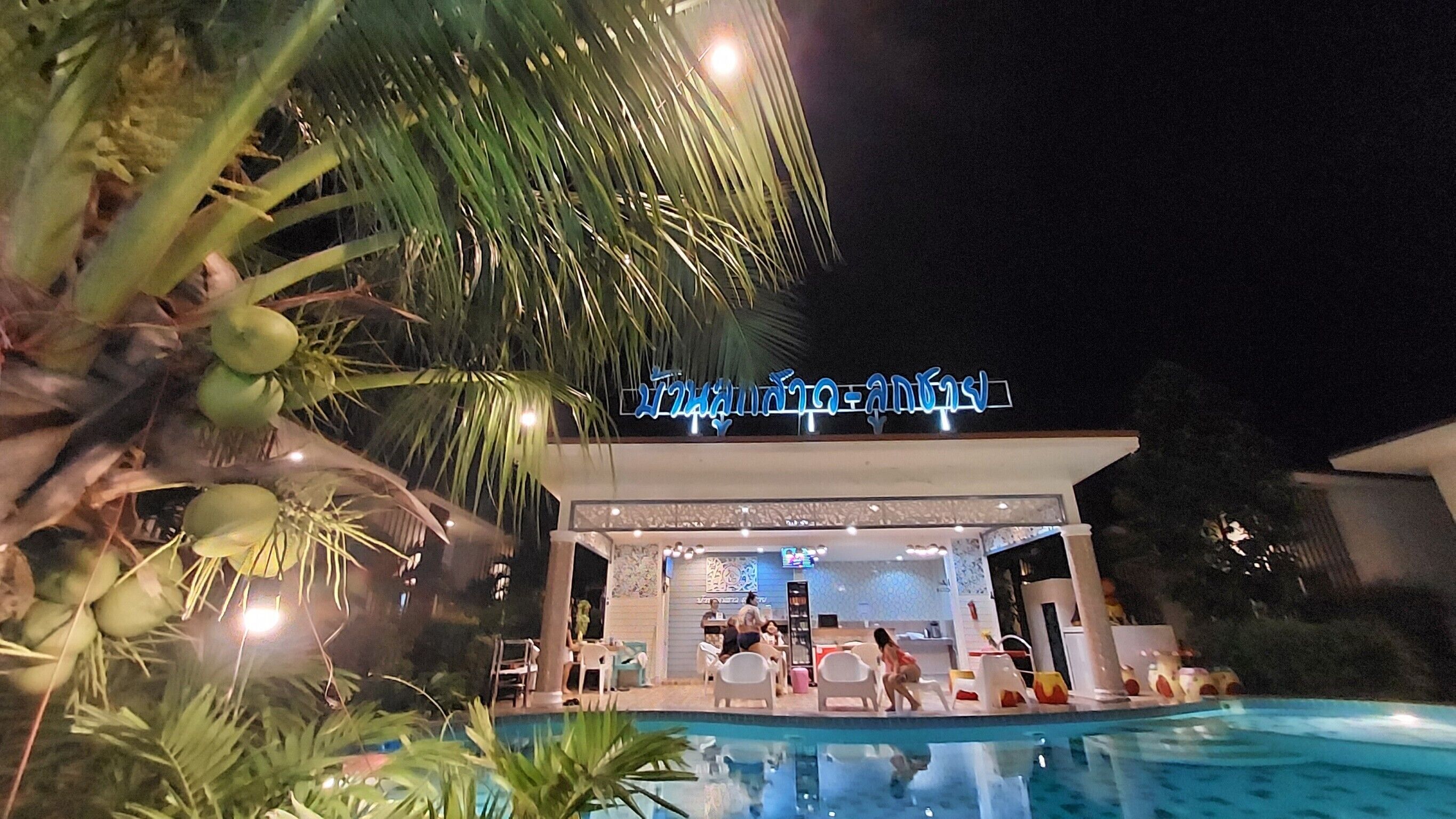 Hồ bơi ngoài trời 