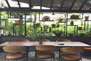 Breakfast area - Rowhou8e Hostel Huahin (Hua Hin)