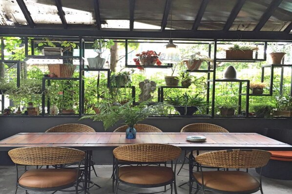 Breakfast area - Rowhou8e Hostel Huahin (Hua Hin)