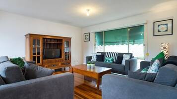 وحدة سكنية متصلة - ٣ غرف نوم | غرفة المعيشة | تلفزيون بشاشة مسطحة