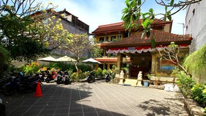 Courtyard - Dua Dara Inn Kuta (Kuta)