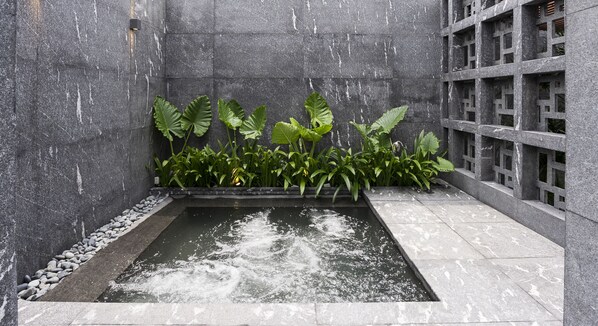 Outdoor spa tub - Oakwood Bencoolen Singapore (Singapore)
