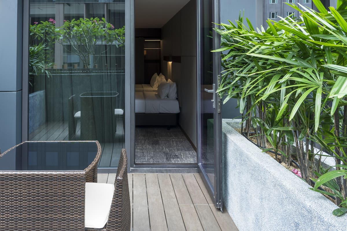 Värdeförvaringsskåp på rummet, skrivbord och strykjärn/strykbräda