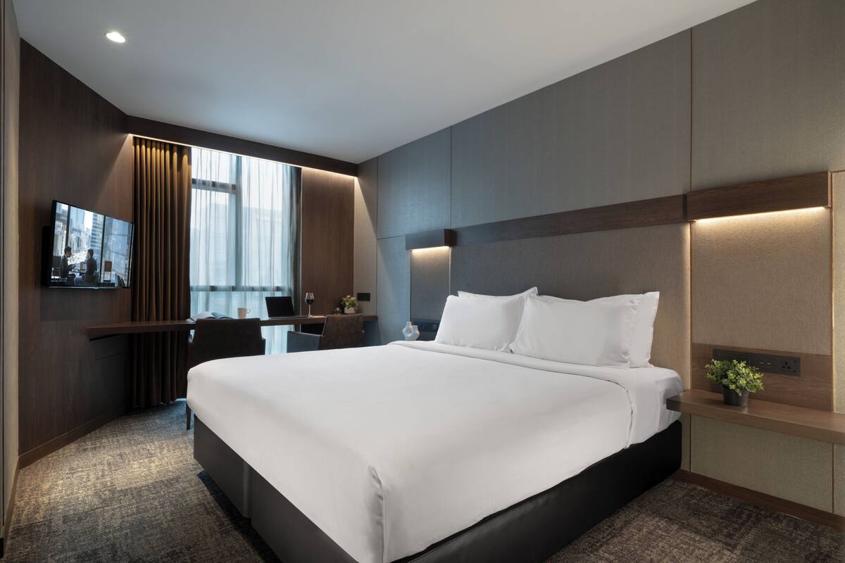 Deluxe Room, 1 King Bed | In-room safe, desk, iron/ironing board (on request), cribs (free)