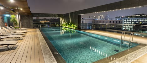 Una piscina al aire libre