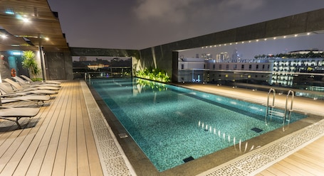 Una piscina al aire libre