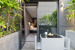 Deluxe Room, 1 King Bed, Balcony | Terrace/patio - Oakwood Bencoolen Singapore (Singapore)