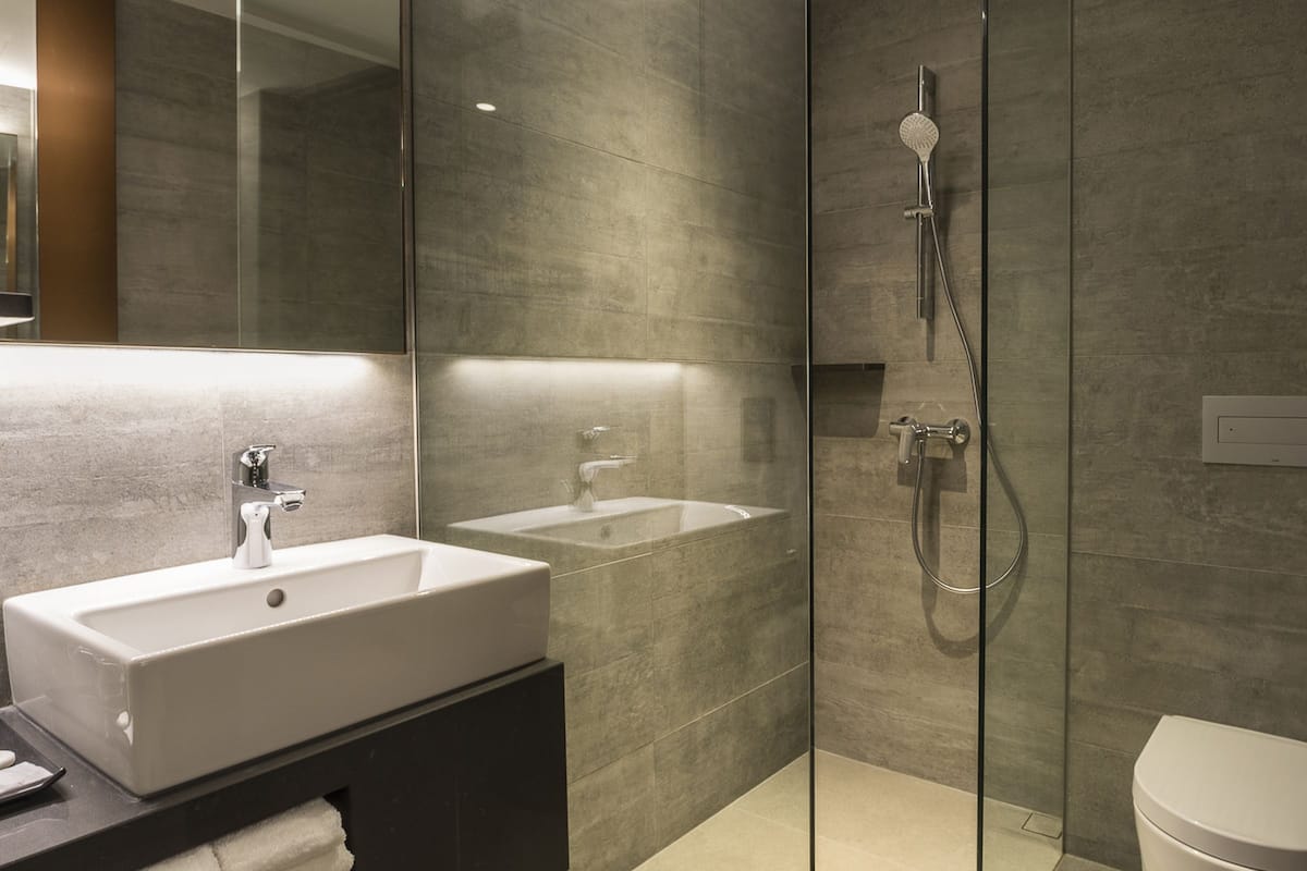 Dusch, gratis toalettartiklar, hårtork och tofflor