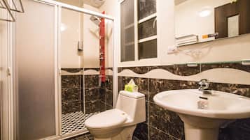 Family Dört Kişilik Oda, 2 Çift Kişilik Yatak | Banyo | Duş, ücretsiz banyo/kozmetik ürünleri, saç kurutma makinesi, terlik