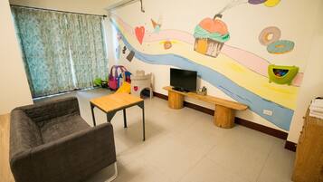 Habitación cuádruple familiar, 2 camas dobles | Cortinas opacas, sistema de insonorización, wifi gratis