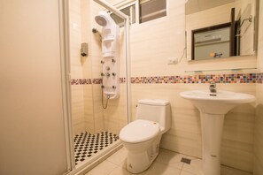 A bathroom with a shower, toilet, and sink. - Happy Hi B&B (Taitung)