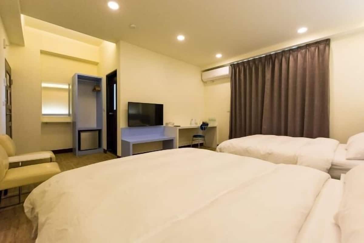 Down duvets, desk, blackout curtains, free WiFi