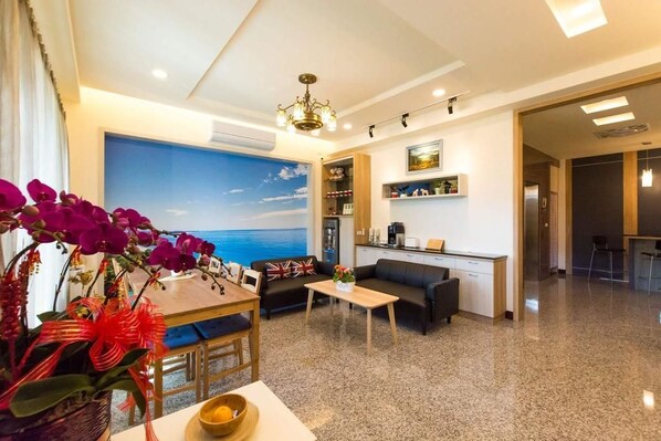 Lobby sitting area - Pandora Elevator B&B (Taitung)