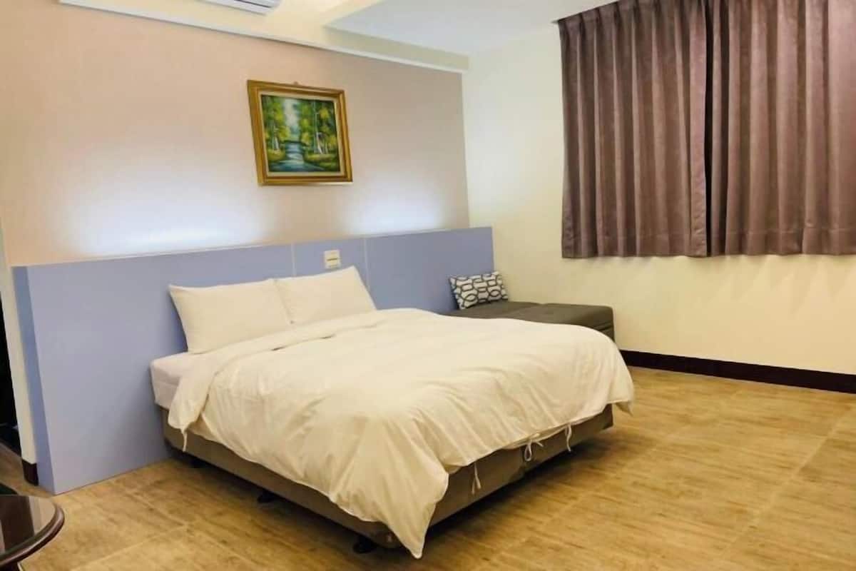 Down duvets, desk, blackout curtains, free WiFi