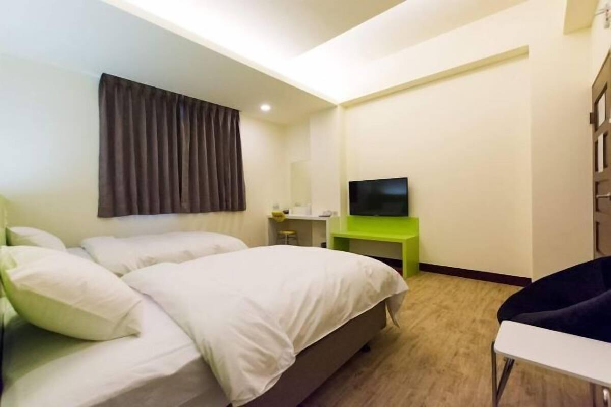 Edredones de plumas, escritorio, cortinas opacas y wifi gratis