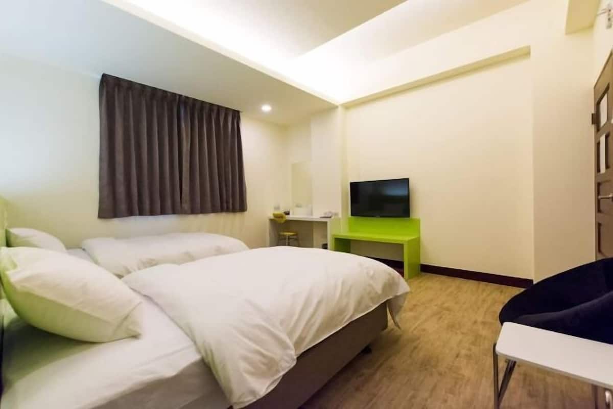 Down duvets, desk, blackout curtains, free WiFi