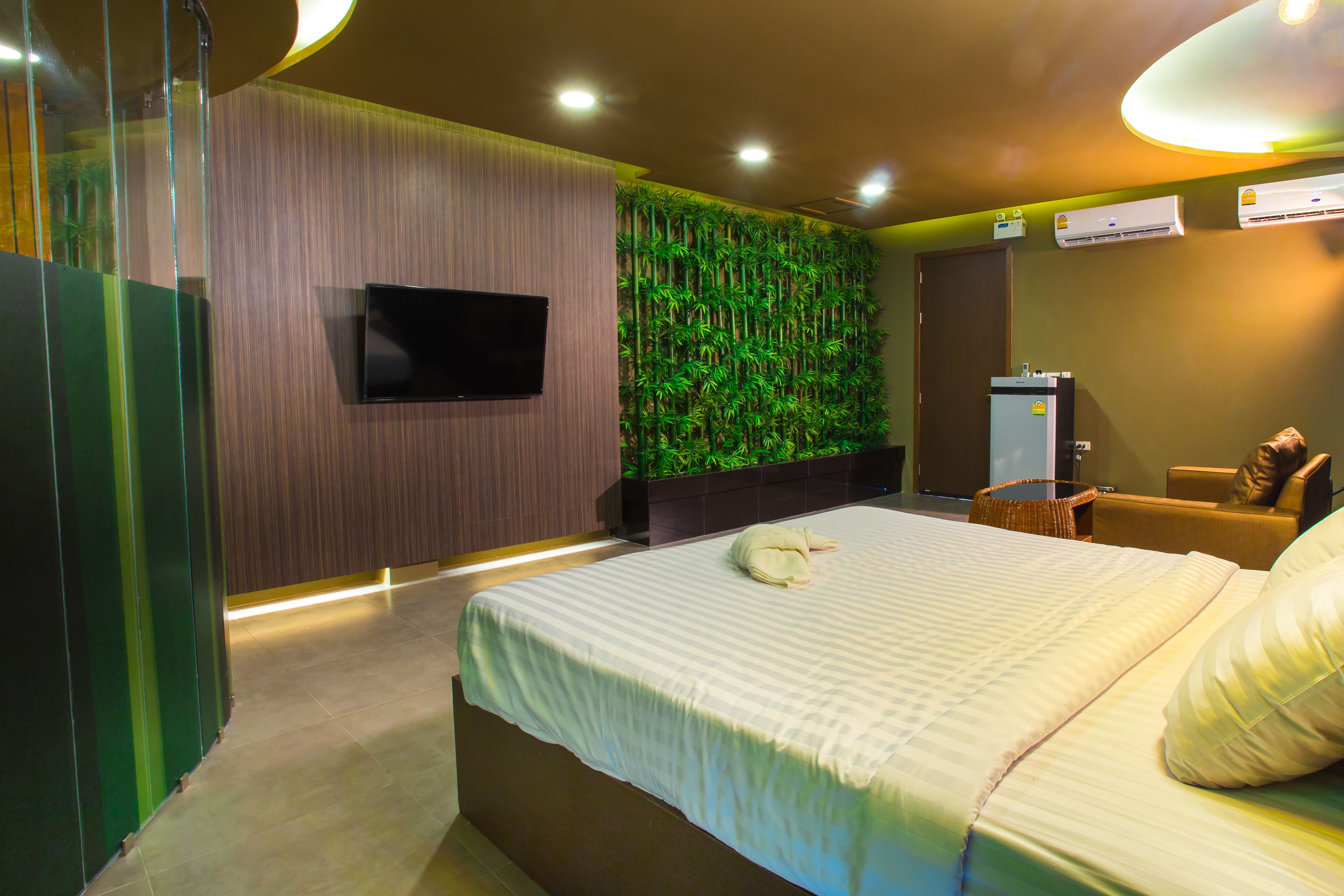 blackout curtains, soundproofing, free wifi, bed sheets