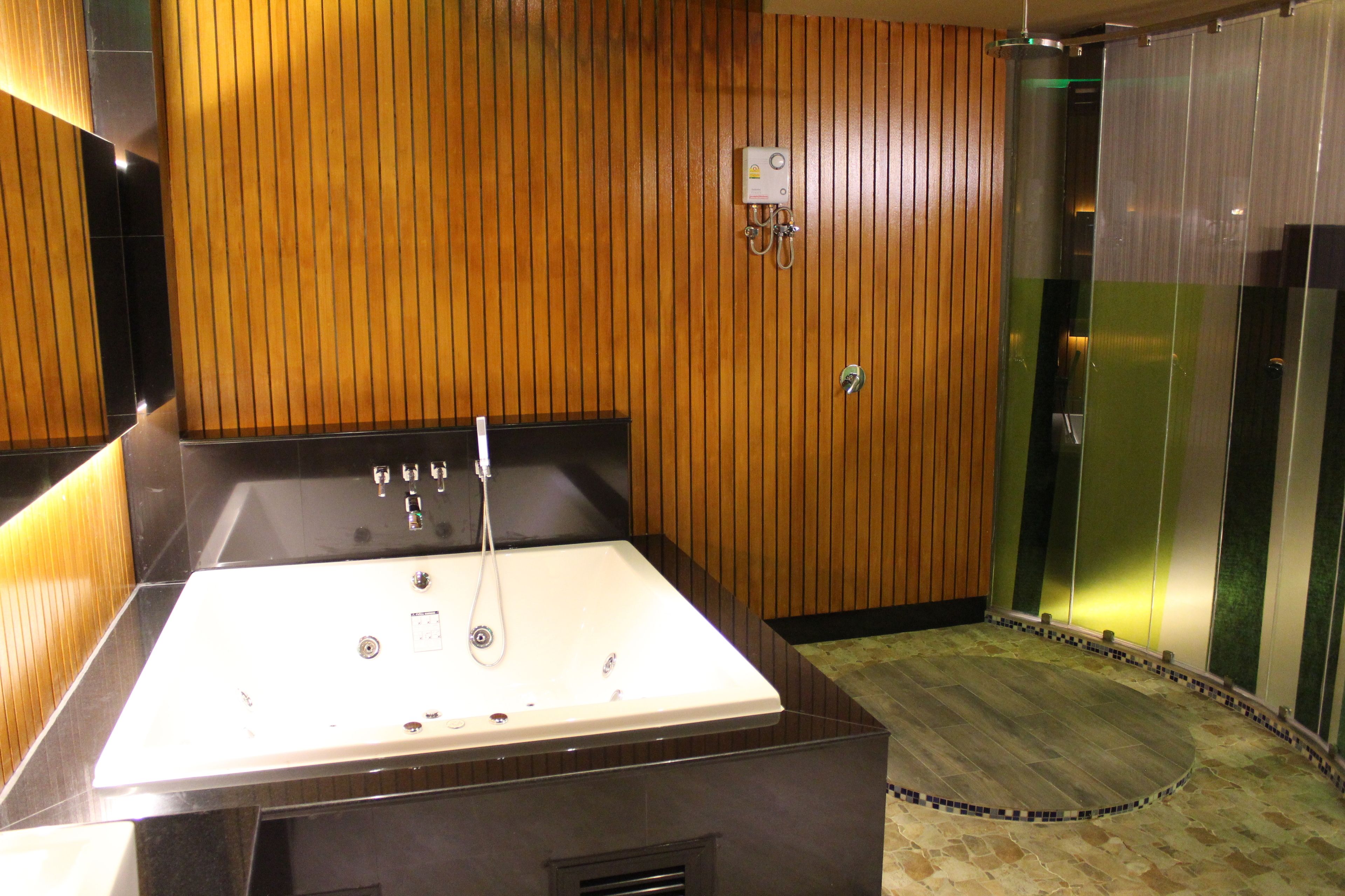 bathroom amenities | shower, rainfall showerhead, towels