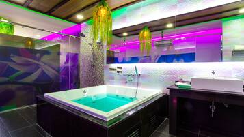 Indoor spa tub