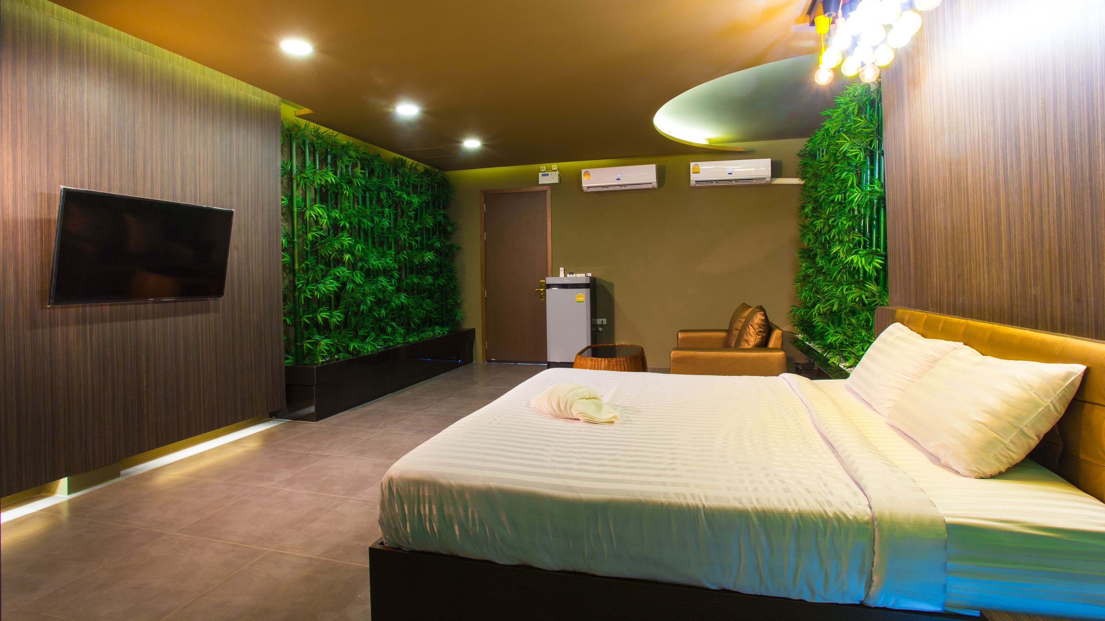 blackout curtains, soundproofing, free wifi, bed sheets