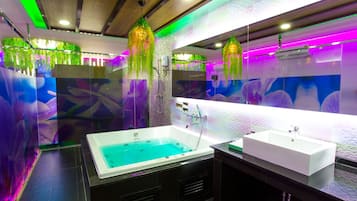 Bathroom | Shower, rainfall showerhead, towels