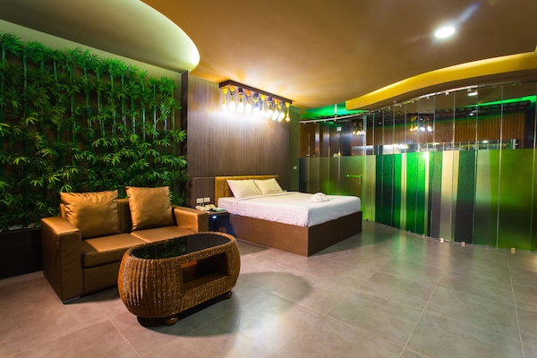 Tirai kedap cahaya, kedap suara, Wi-Fi gratis, dan seprai linen