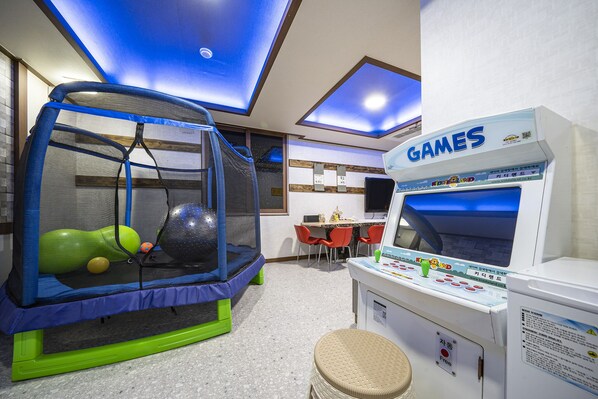 Suite Premium (Kids VIP) | Décoration personnalisée, espace de travail pour ordinateur portable