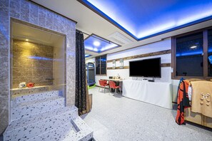 Familien-Suite (Kids VIP) | Individuell dekoriert, laptopgeeigneter Arbeitsplatz