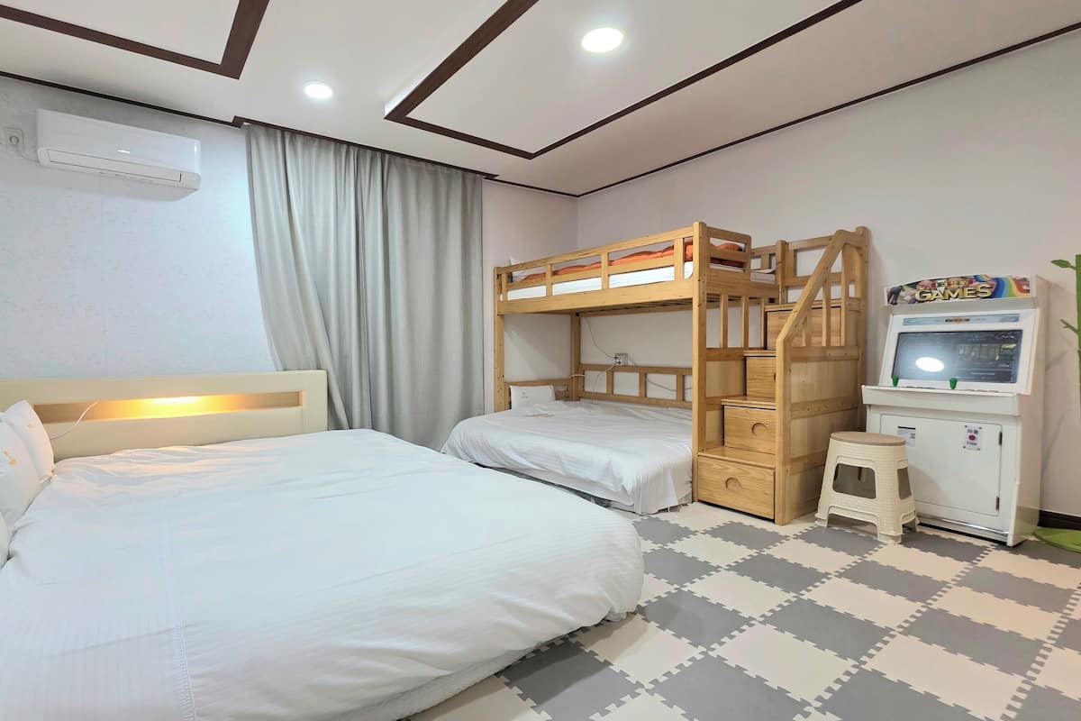 Family Premium Room | Individualmente decorados, espaço de trabalho para notebook