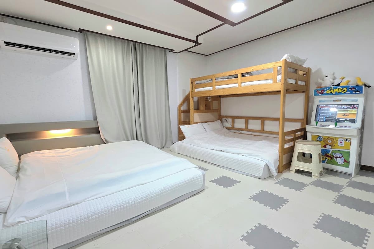 Quarto quádruplo família (Junior Grand Room) | Individualmente decorados, espaço de trabalho para notebook