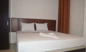 Desk, rollaway beds, free WiFi - Lovetel (Padang)