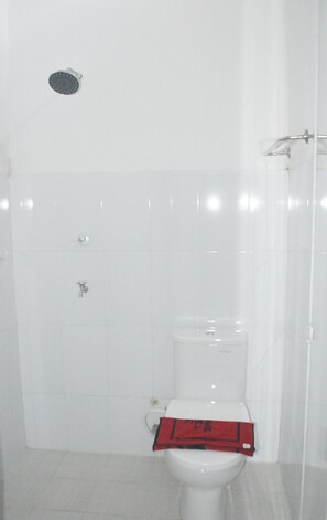 Room | Bathroom | Shower, free toiletries