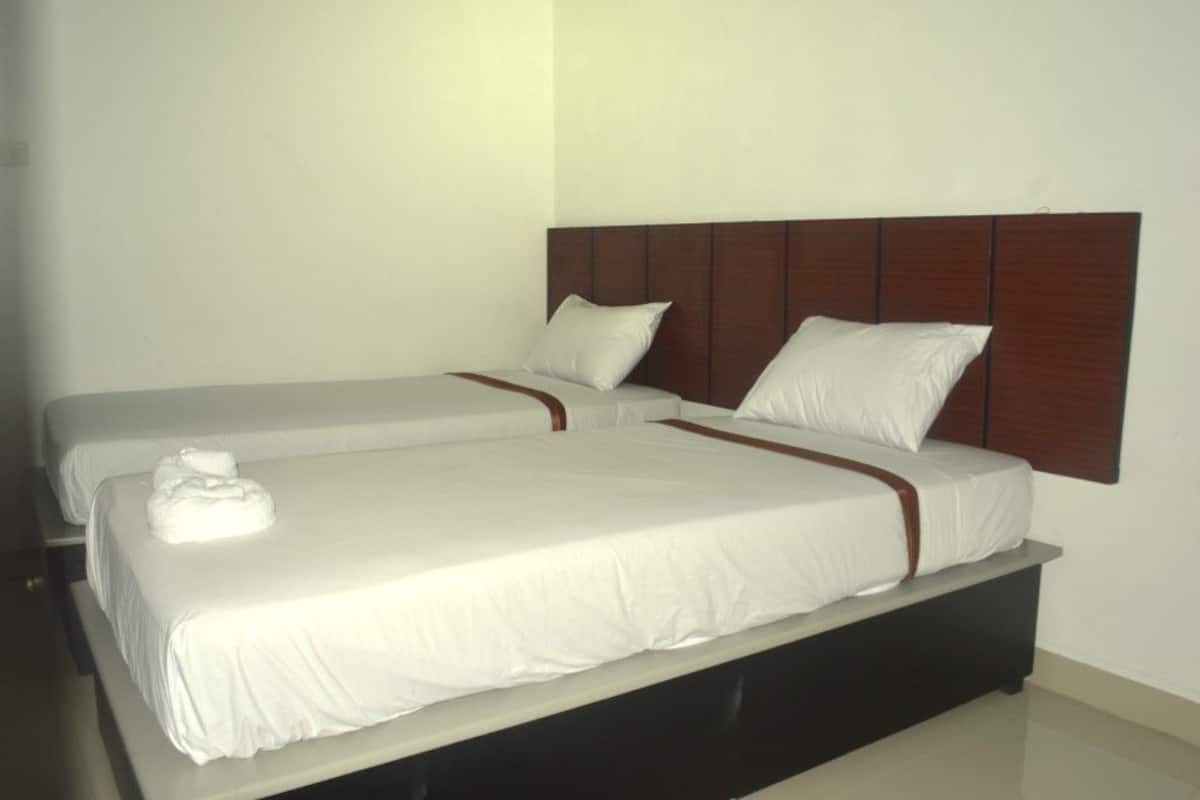 Desk, rollaway beds, free WiFi
