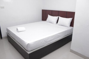 Room | Desk, rollaway beds, free WiFi - Lovetel (Padang)